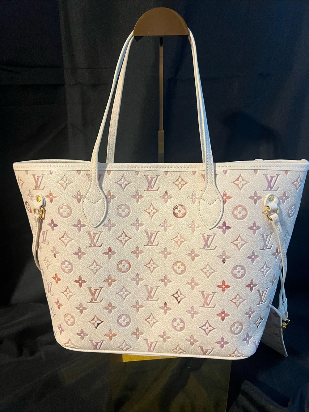 Louis Vuitton “Fashion” White and Pink Monogram Neverfull Tote with Pouch - Picture 2 of 11